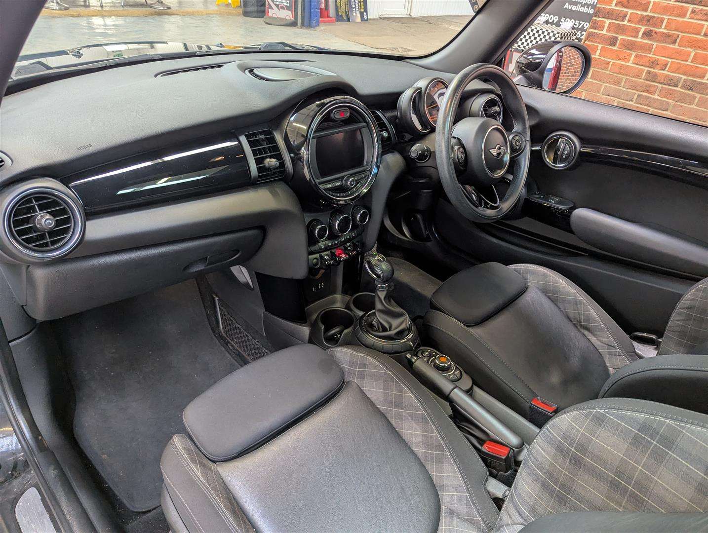 <p>2015 MINI COOPER AUTO</p>