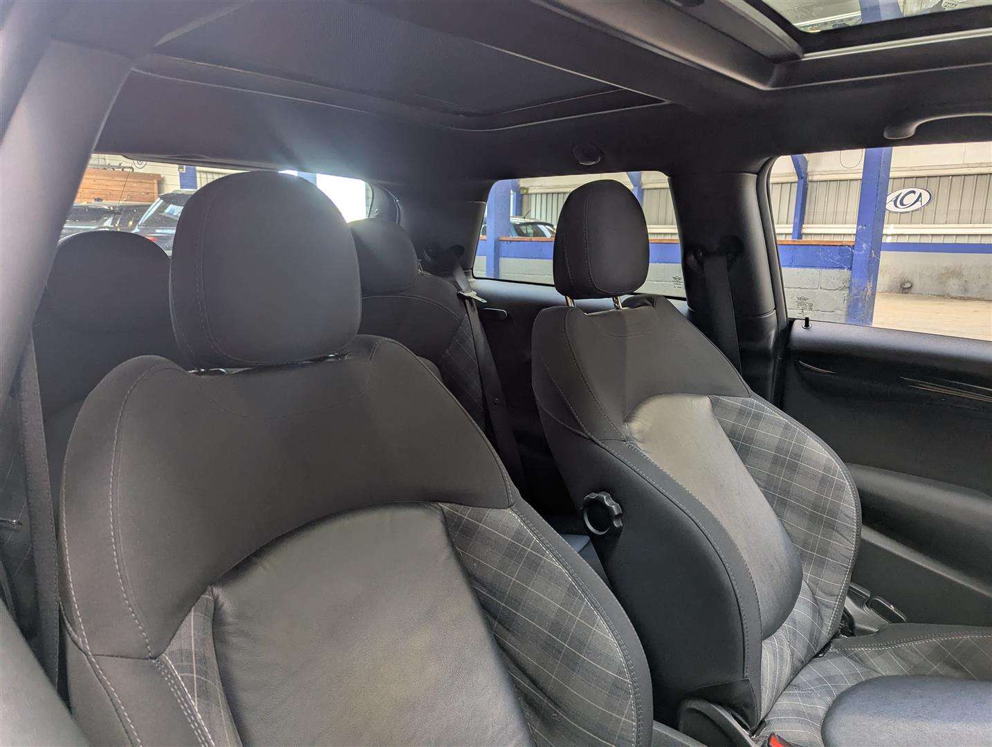 <p>2015 MINI COOPER AUTO</p>