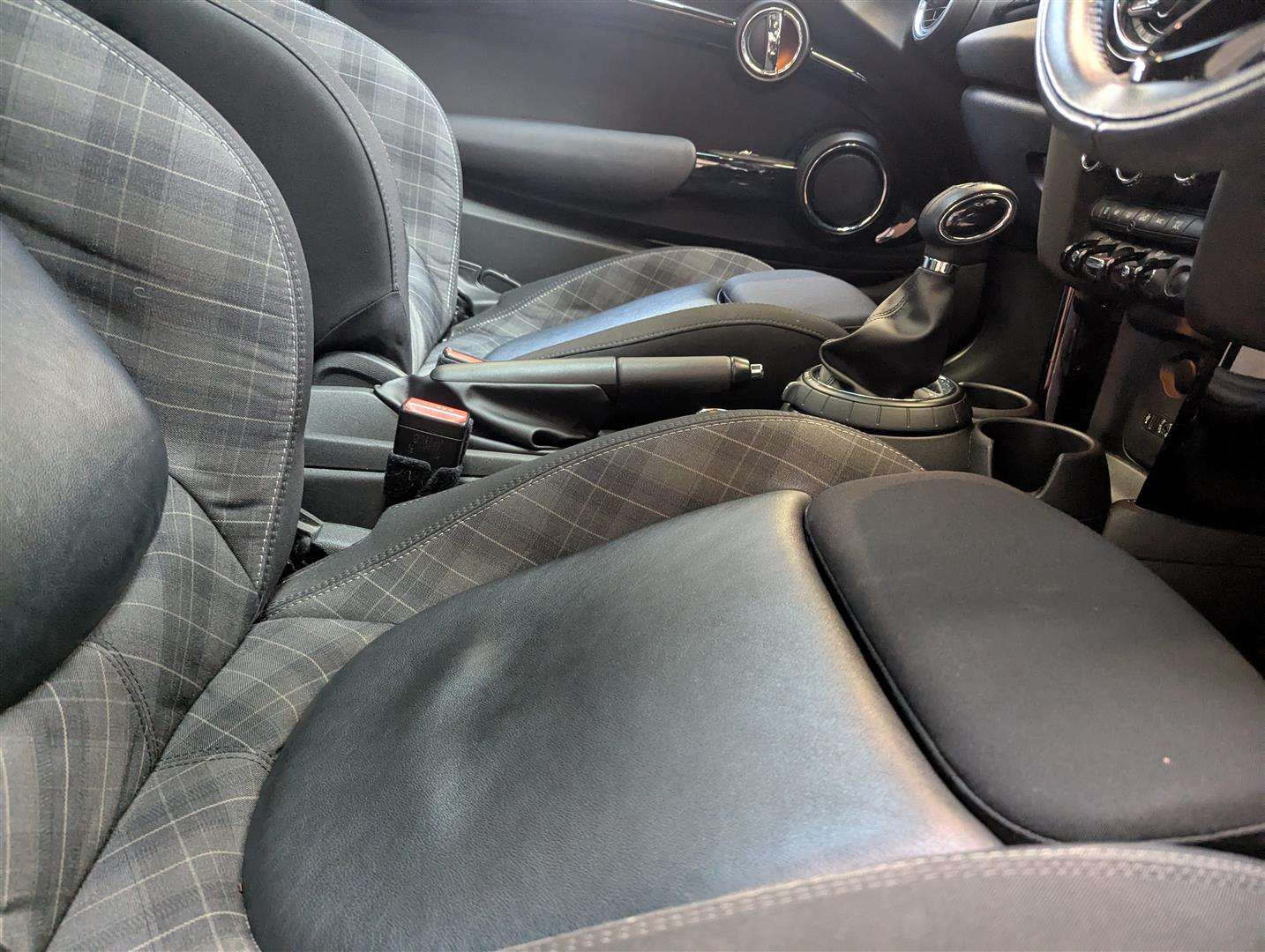 <p>2015 MINI COOPER AUTO</p>