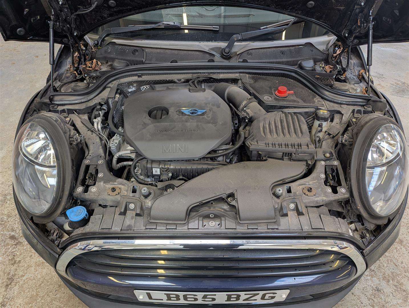 <p>2015 MINI COOPER AUTO</p>
