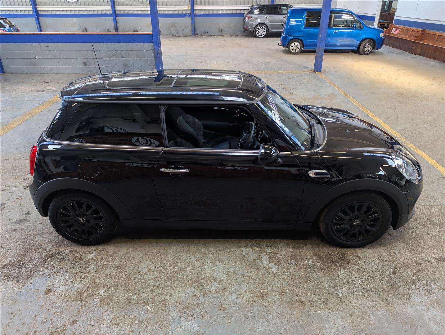 <p>2015 MINI COOPER AUTO</p>