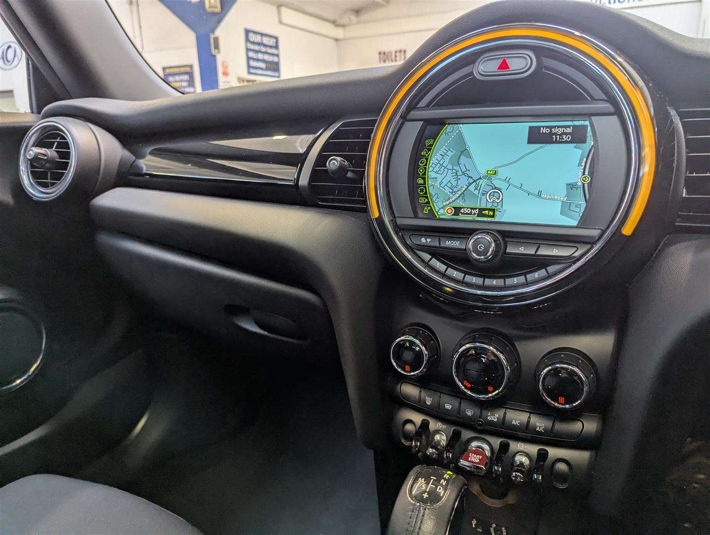 <p>2015 MINI COOPER AUTO</p>