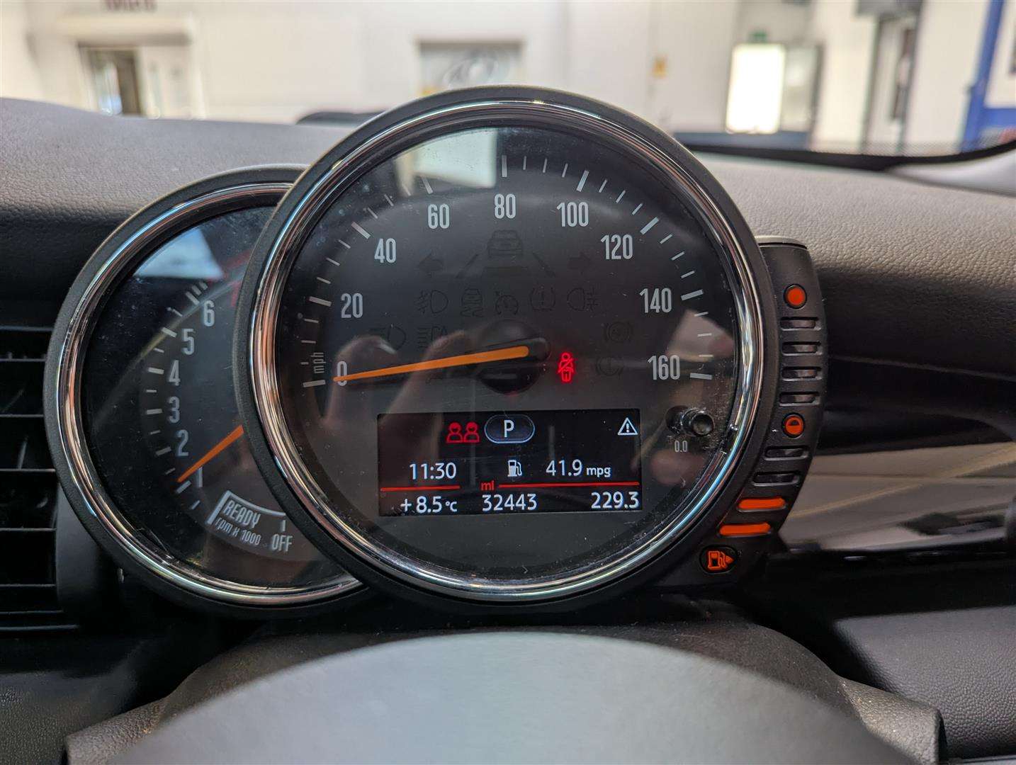 <p>2015 MINI COOPER AUTO</p>