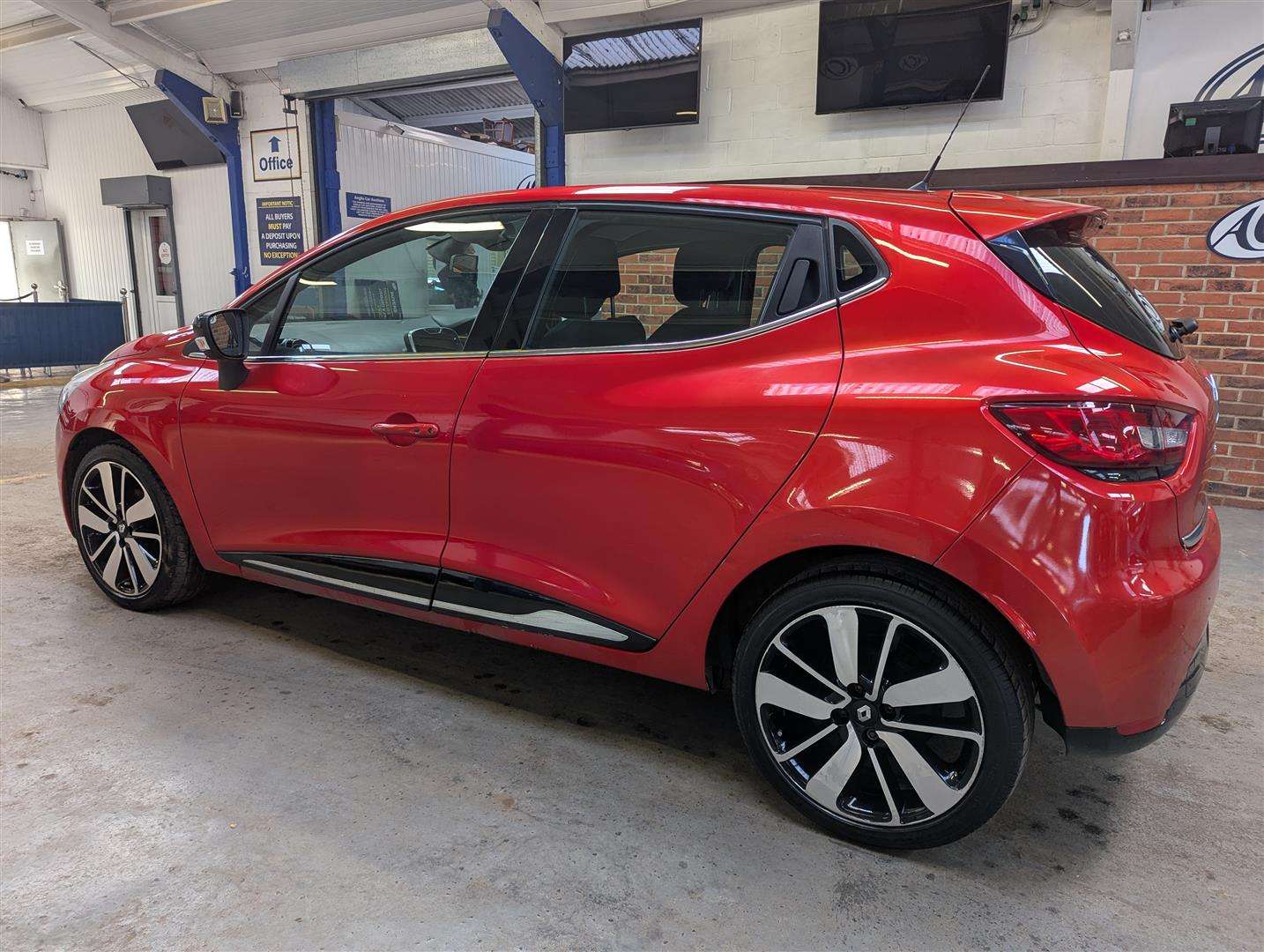 <p>2015 RENAULT CLIO DYNAMIQUE S NAV TCE</p>