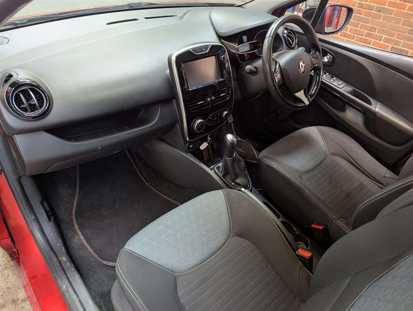 <p>2015 RENAULT CLIO DYNAMIQUE S NAV TCE</p>