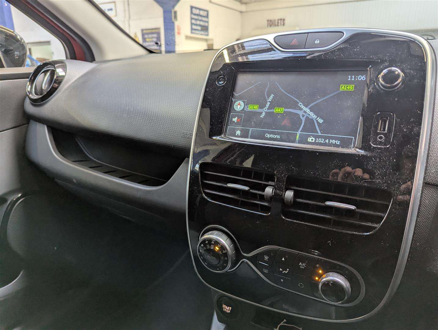 <p>2015 RENAULT CLIO DYNAMIQUE S NAV TCE</p>