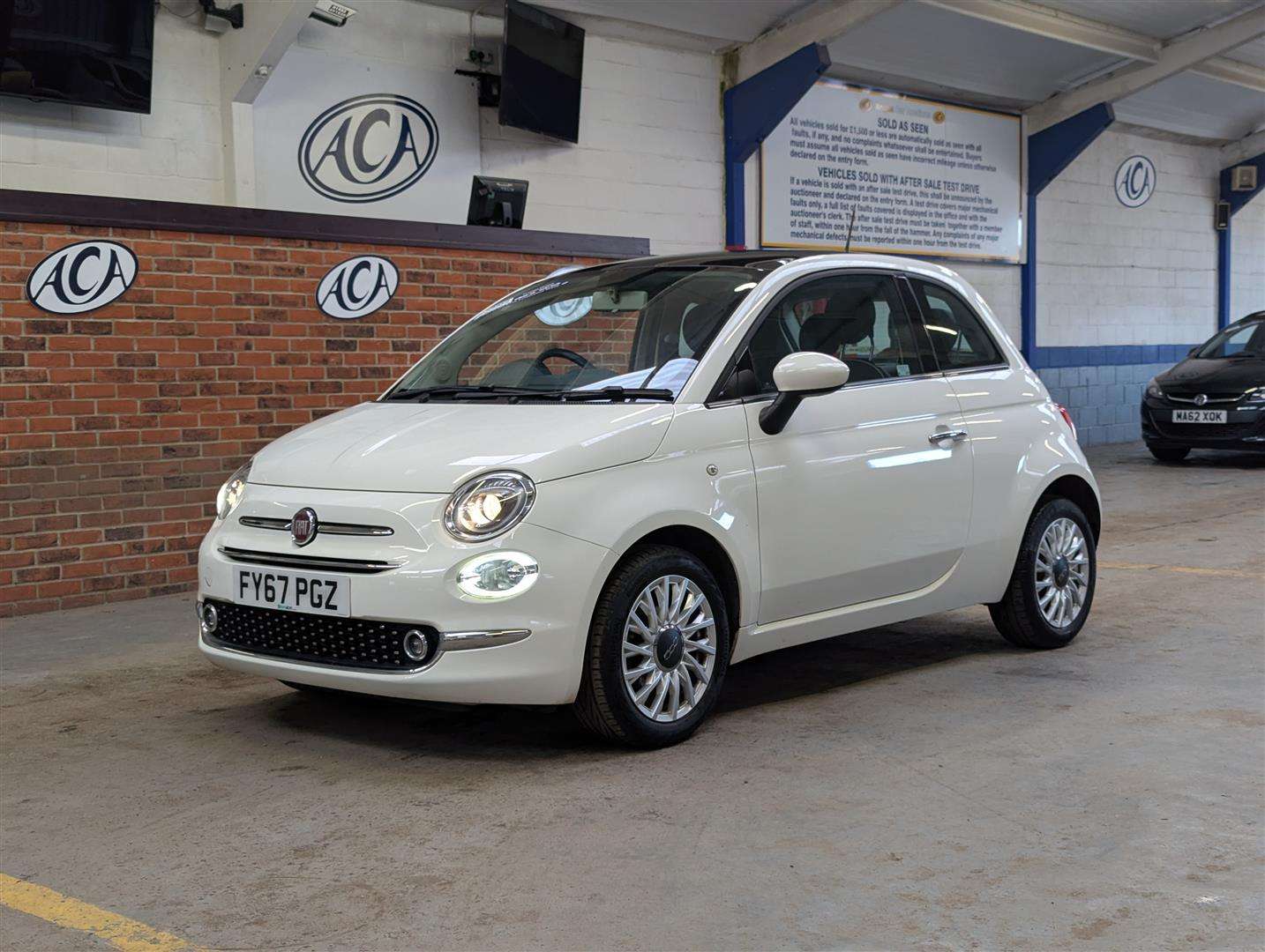 <p>2017 FIAT 500 LOUNGE</p>