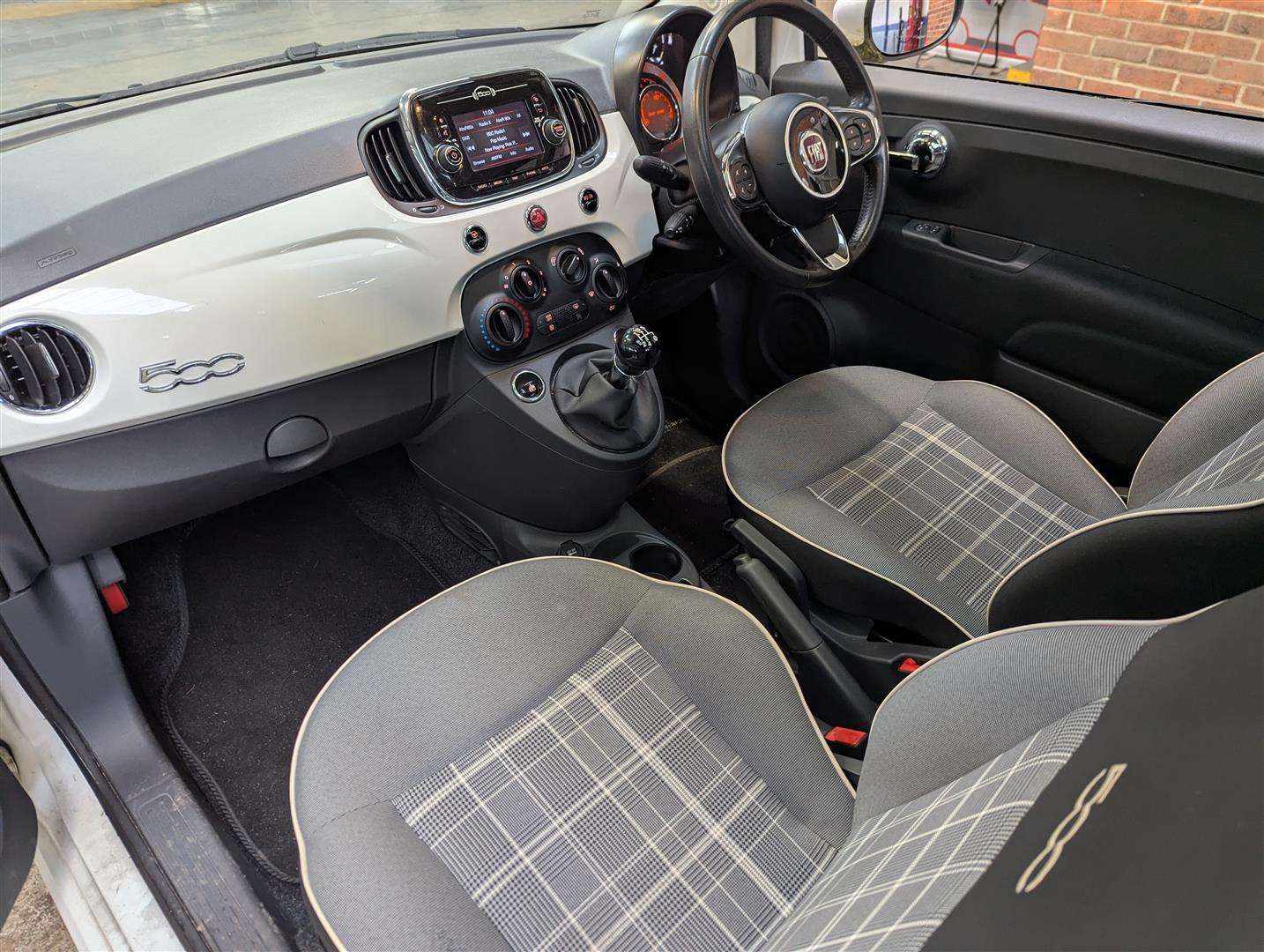 <p>2017 FIAT 500 LOUNGE</p>