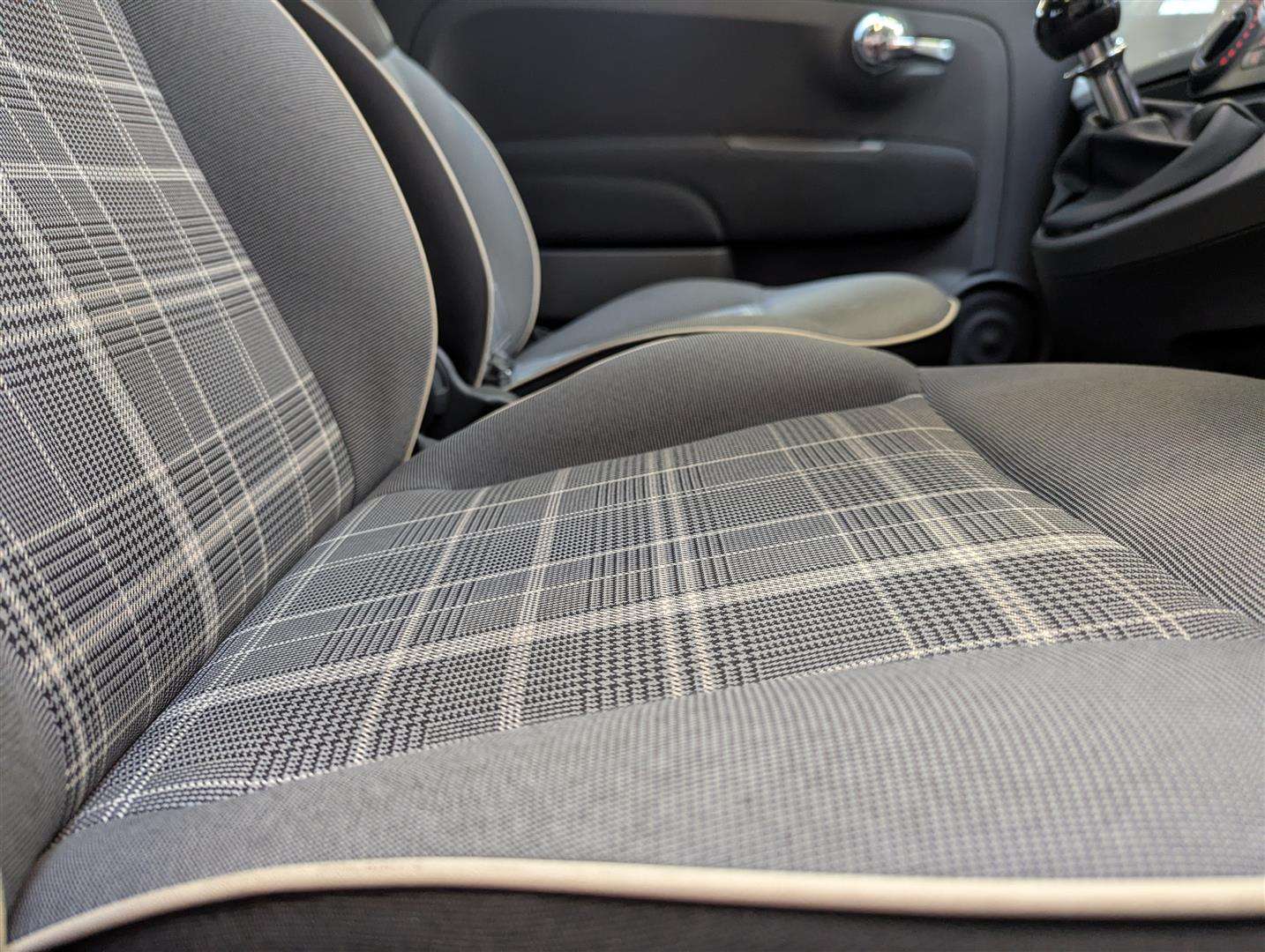 <p>2017 FIAT 500 LOUNGE</p>