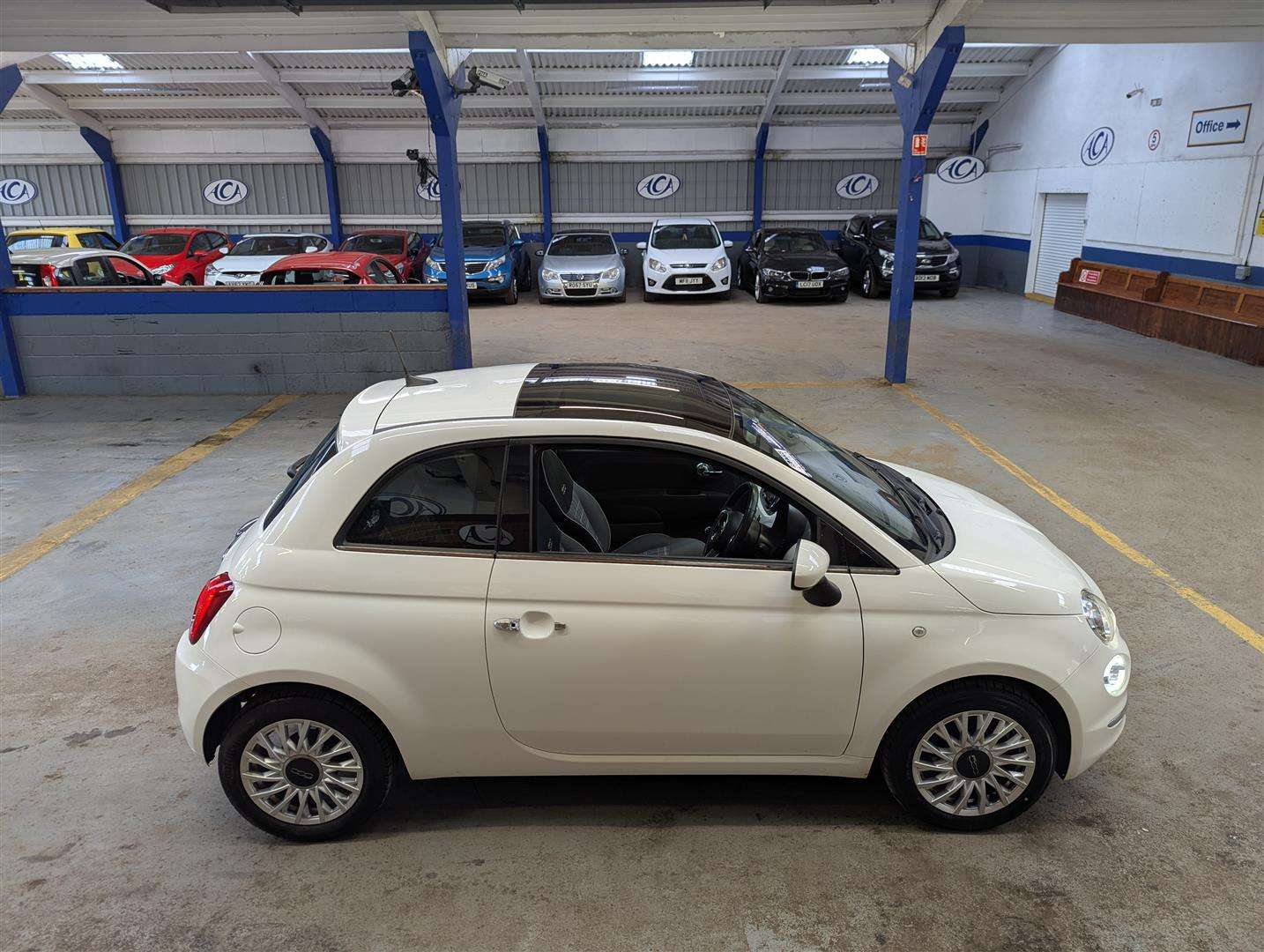 <p>2017 FIAT 500 LOUNGE</p>