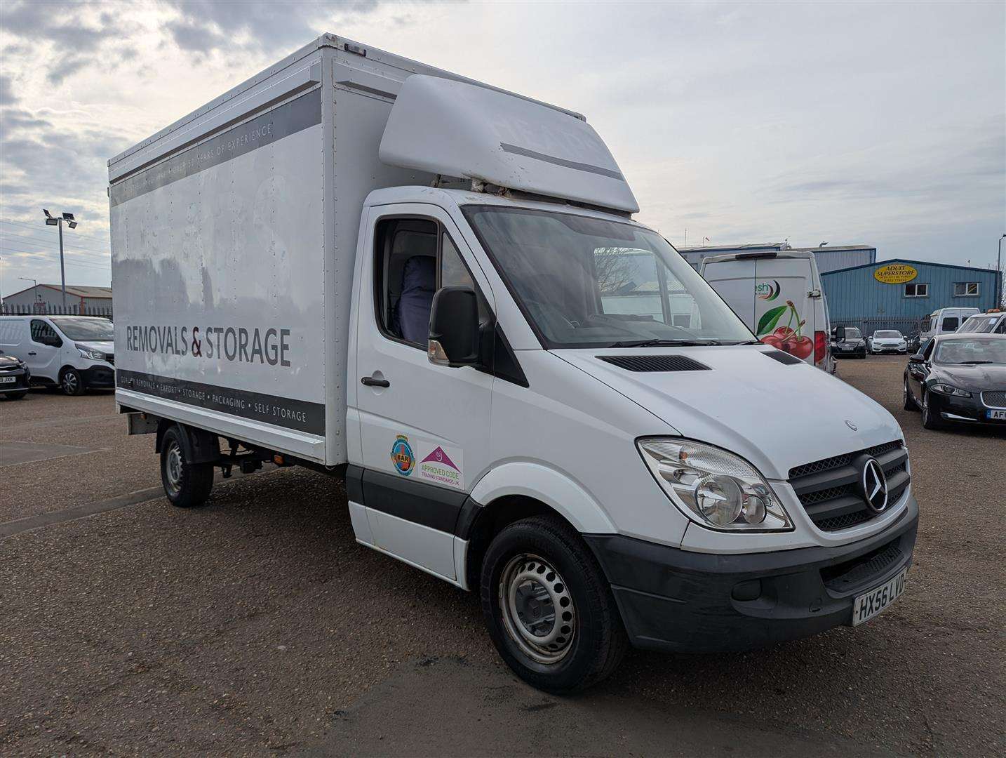 <p>2006 MERCEDES BOX VAN</p>
