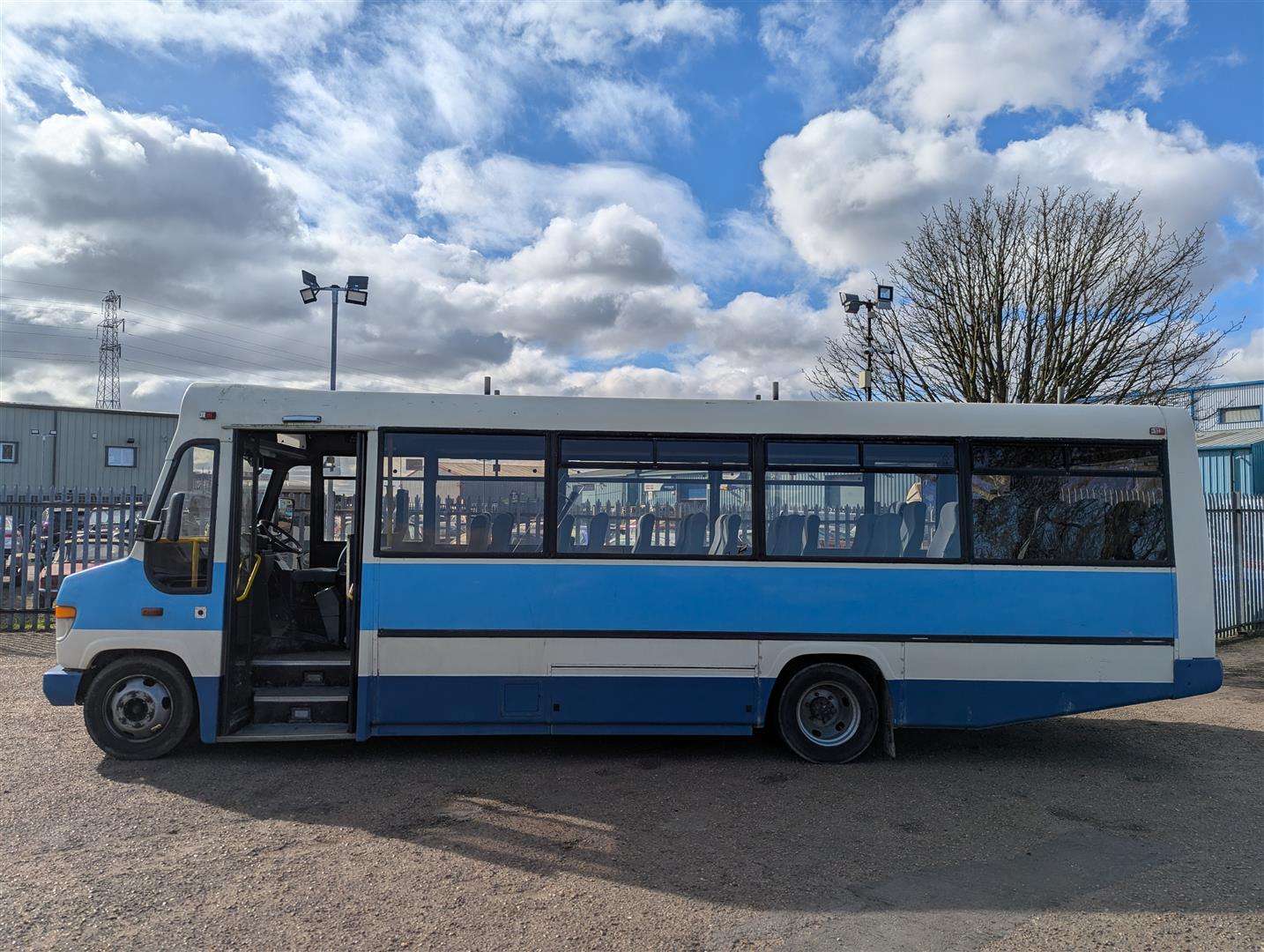 <p>2000 MERCEDES VARIO</p>