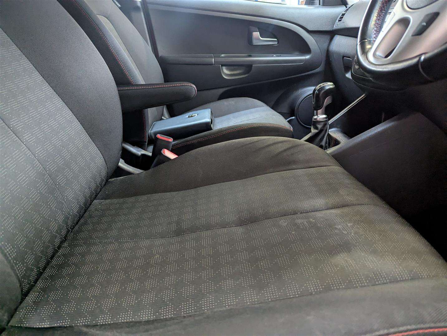 <p>2015 KIA VENGA SR7 CRDI</p>