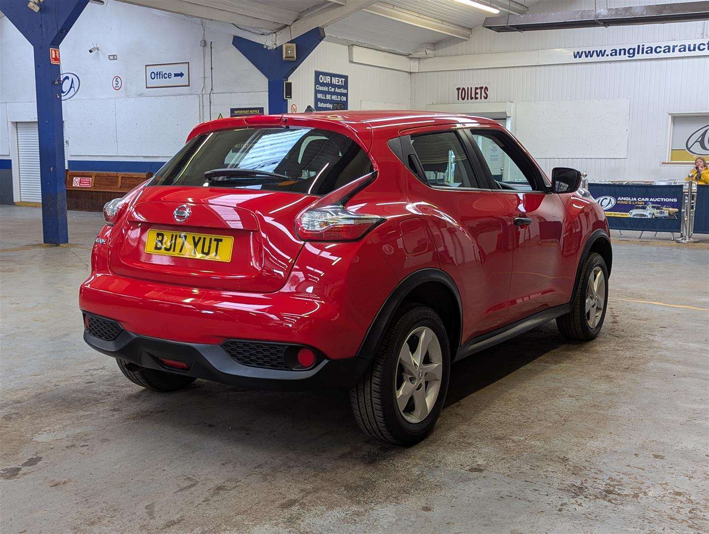 <p>2017 NISSAN JUKE VISIA</p>
