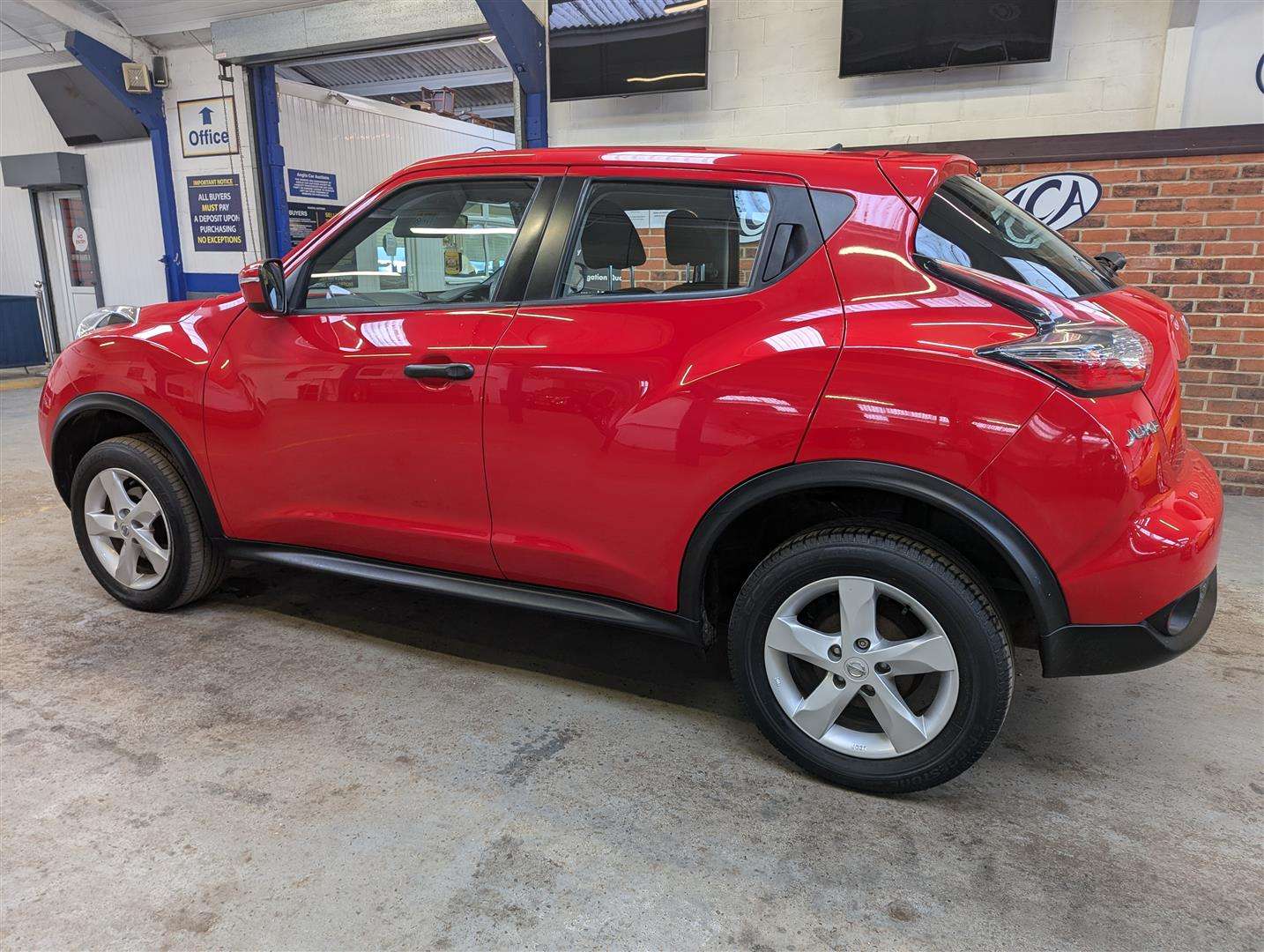 <p>2017 NISSAN JUKE VISIA</p>