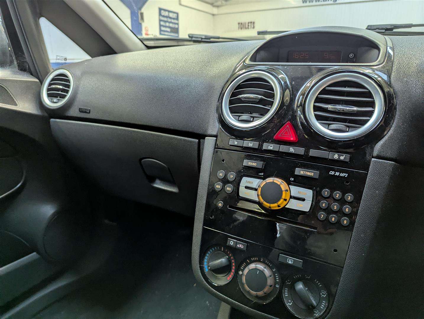 <p>2014 VAUXHALL CORSA SE</p>