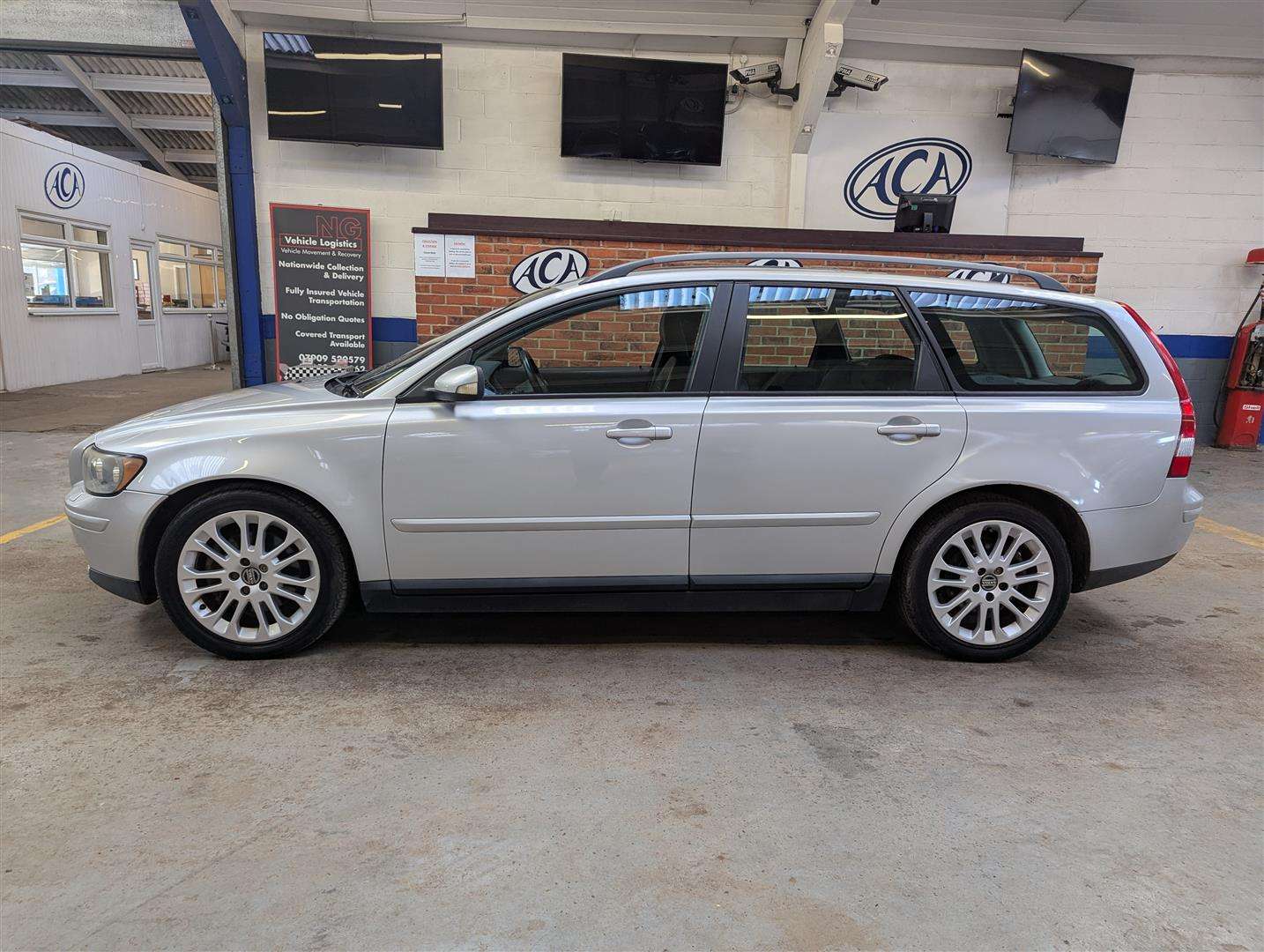 <p>2004 VOLVO V50</p>