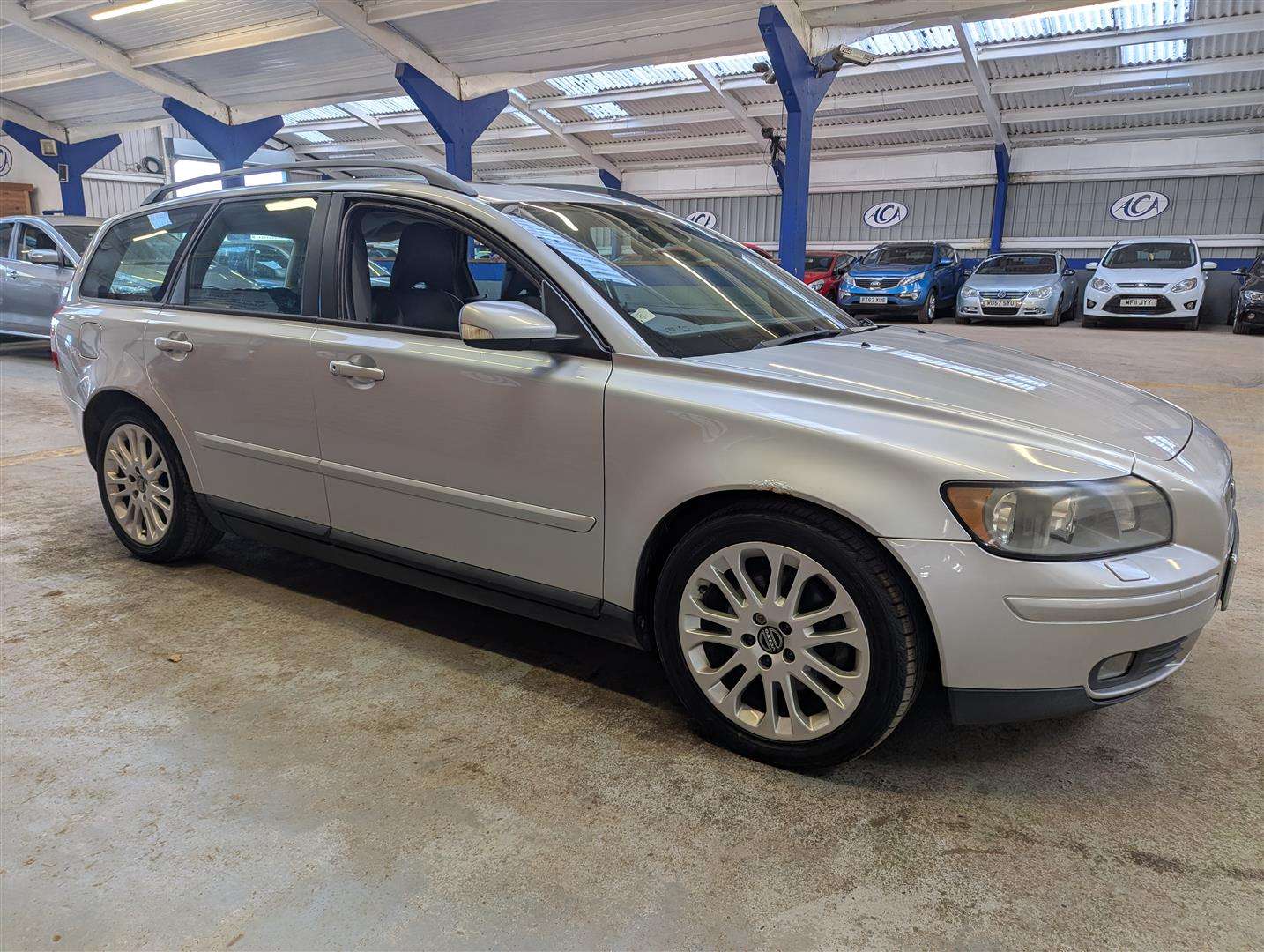 <p>2004 VOLVO V50</p>