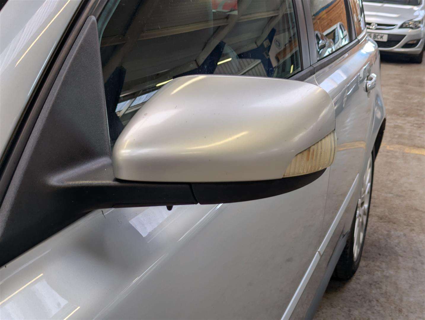 <p>2004 VOLVO V50</p>