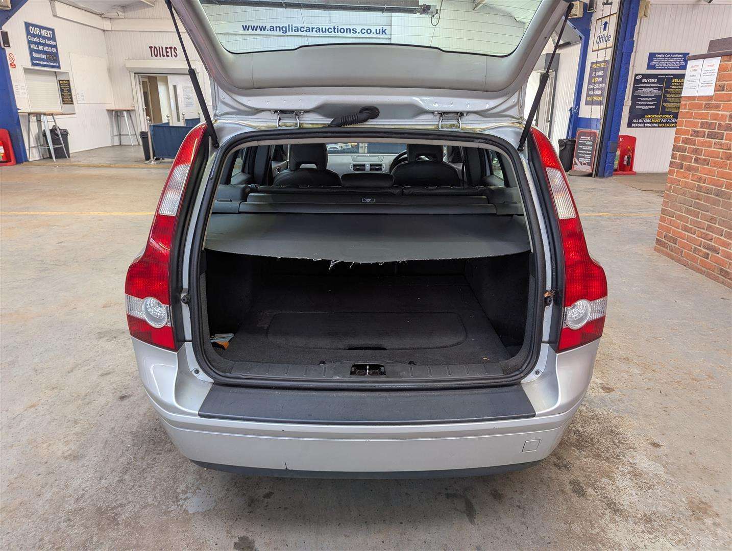 <p>2004 VOLVO V50</p>
