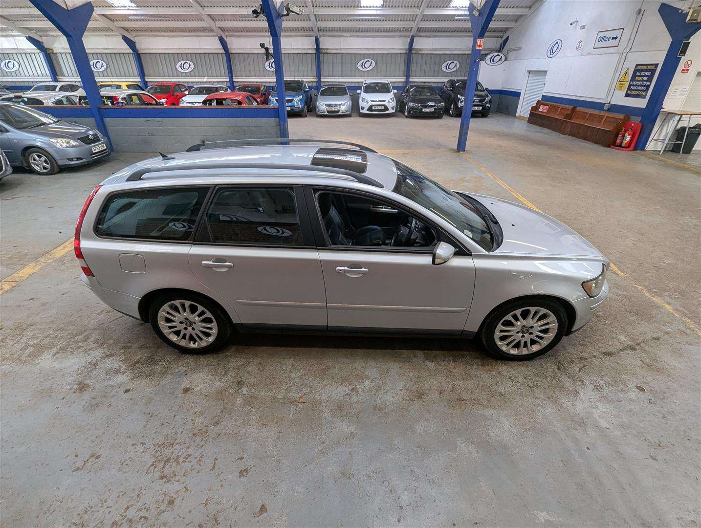 <p>2004 VOLVO V50</p>