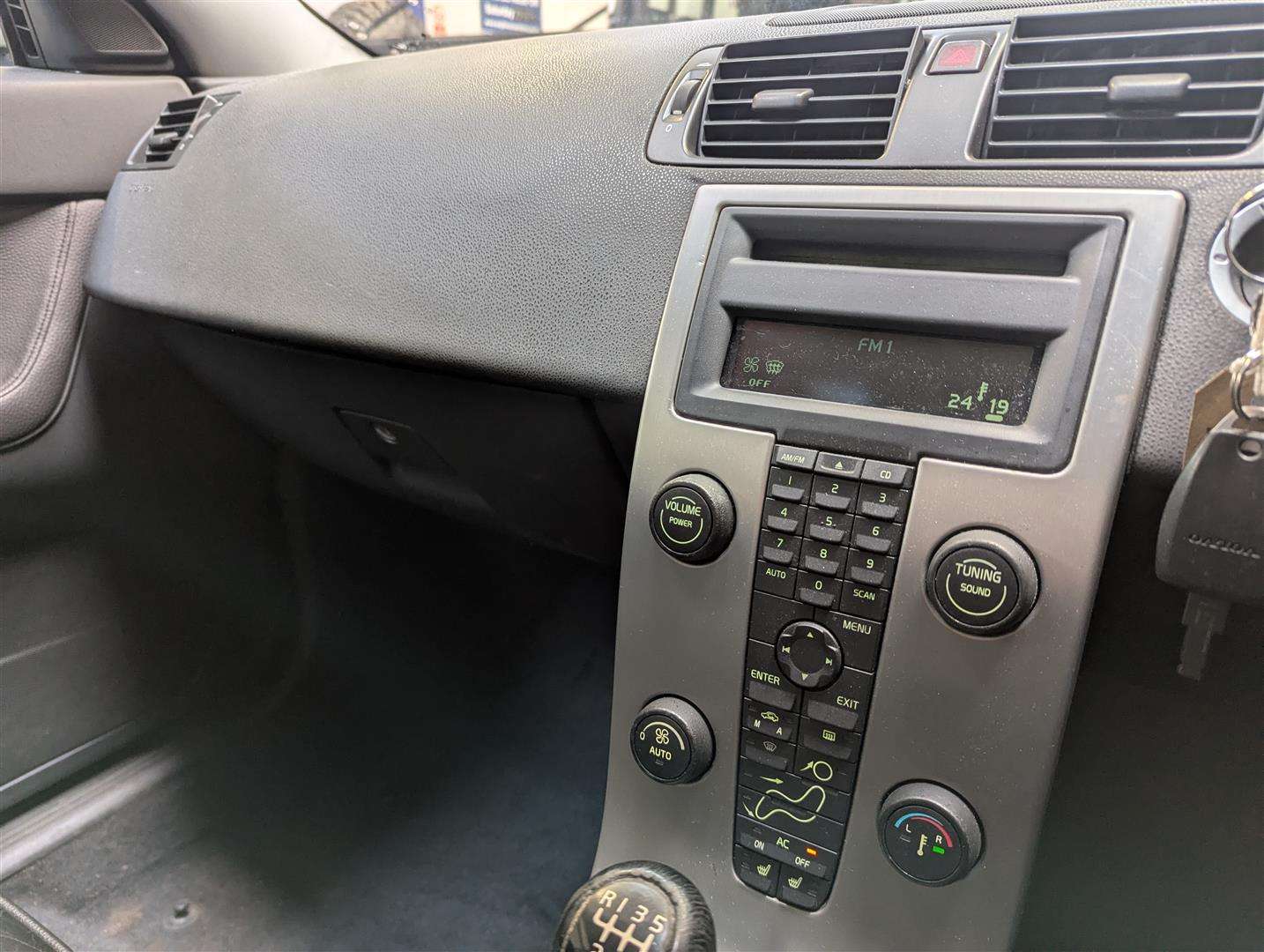 <p>2004 VOLVO V50</p>