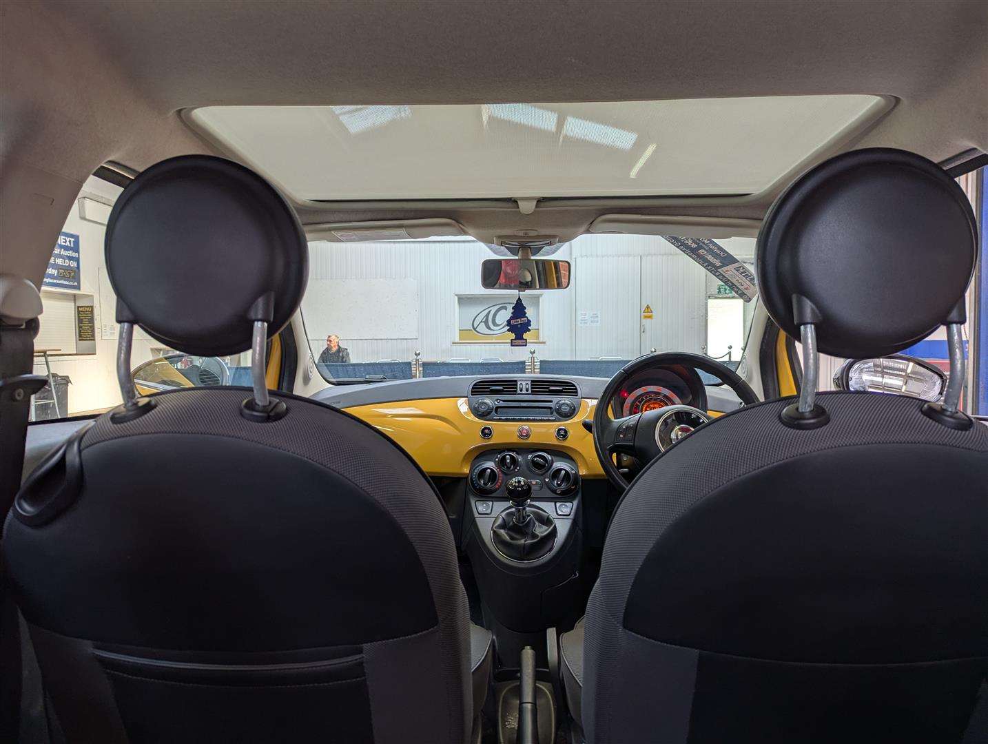 <p>2012 FIAT 500 LOUNGE RHD</p>