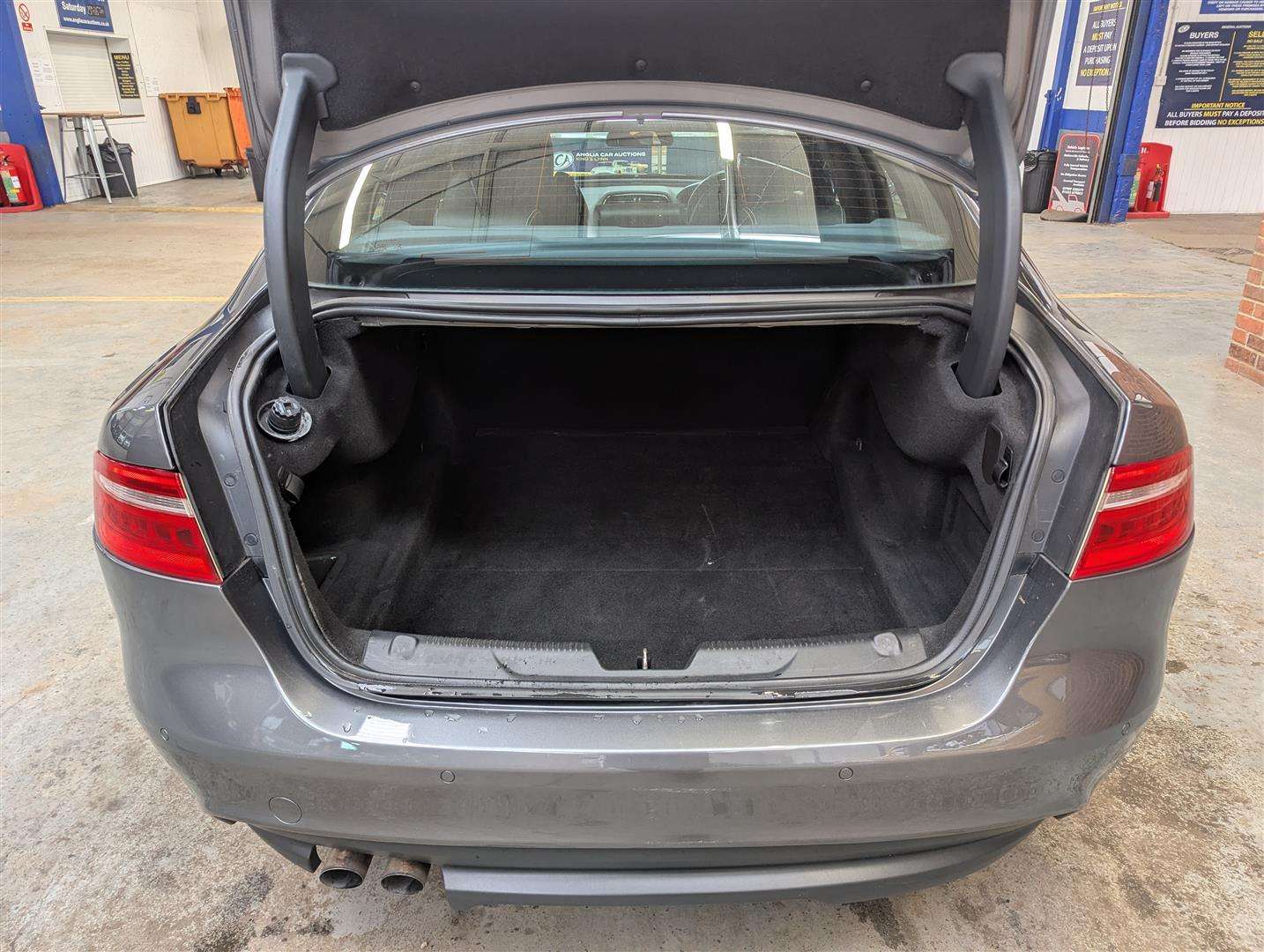 <p>2015 JAGUAR XE R-SPORT D AUTO</p>