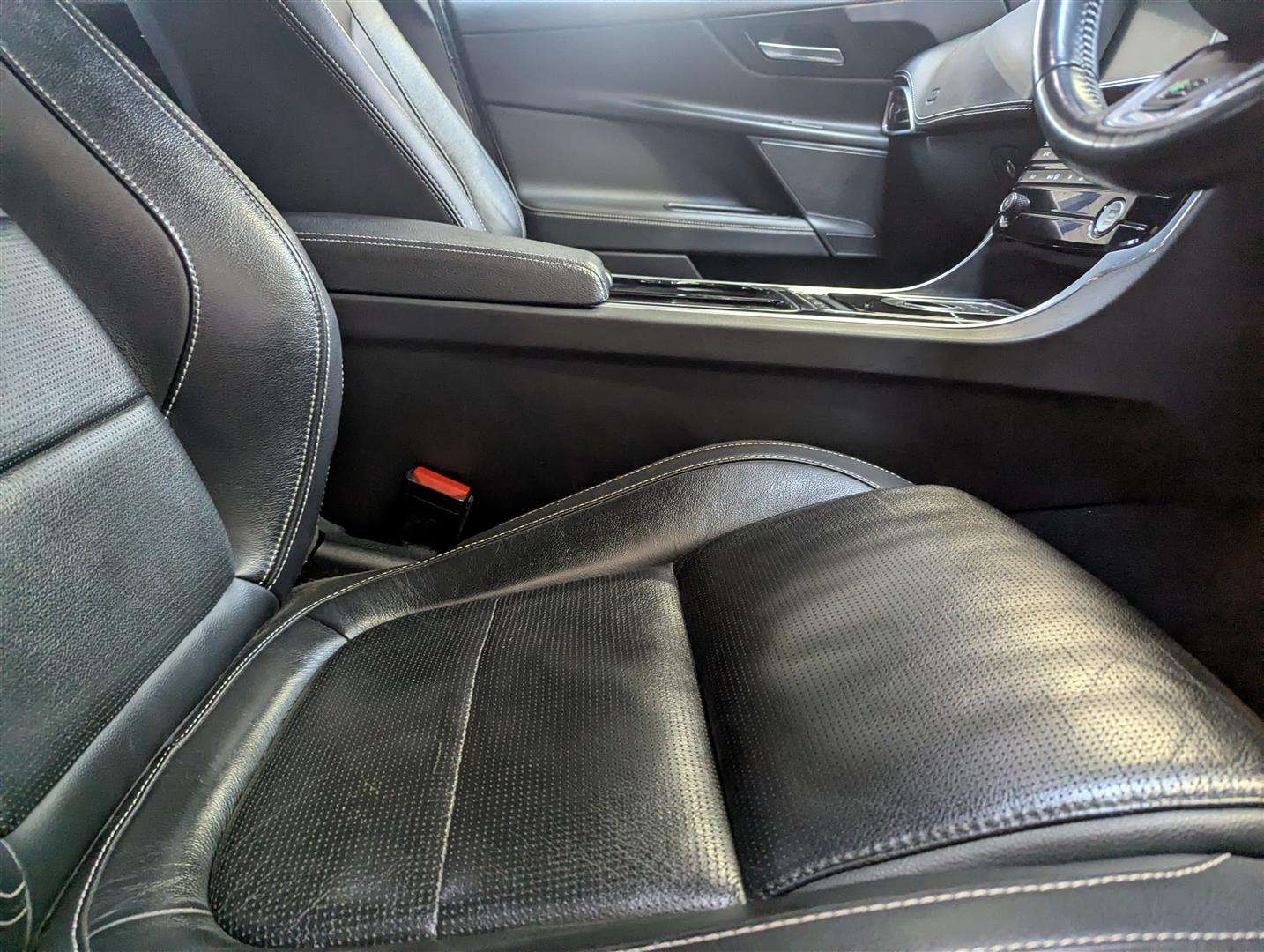 <p>2015 JAGUAR XE R-SPORT D AUTO</p>