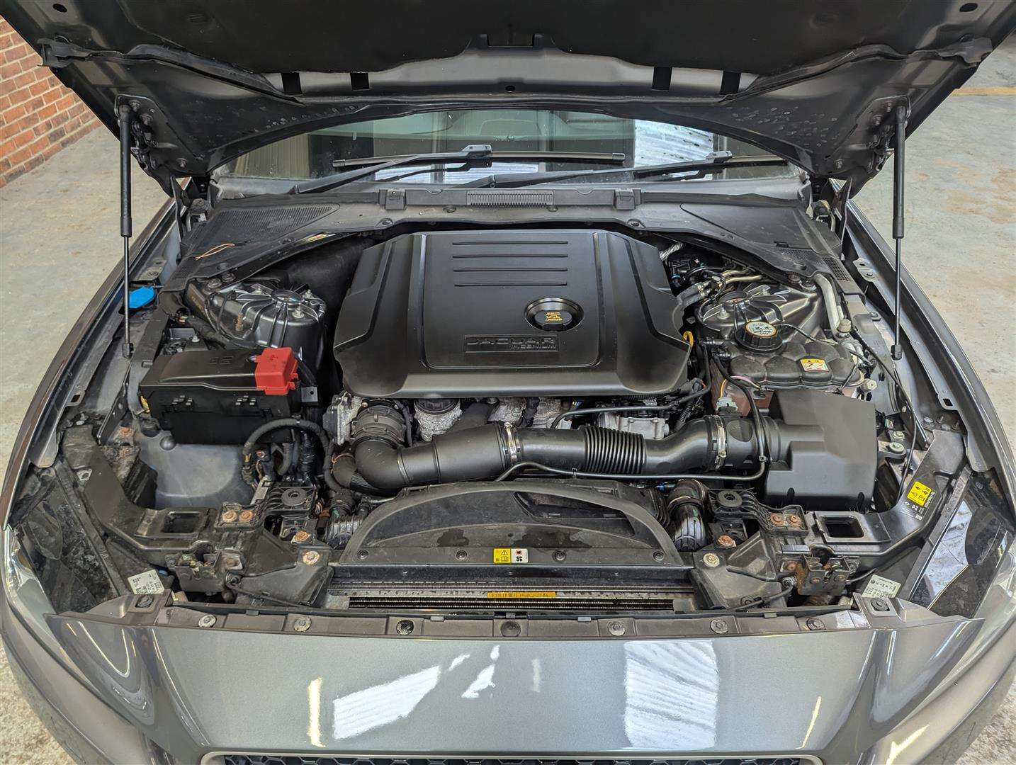 <p>2015 JAGUAR XE R-SPORT D AUTO</p>