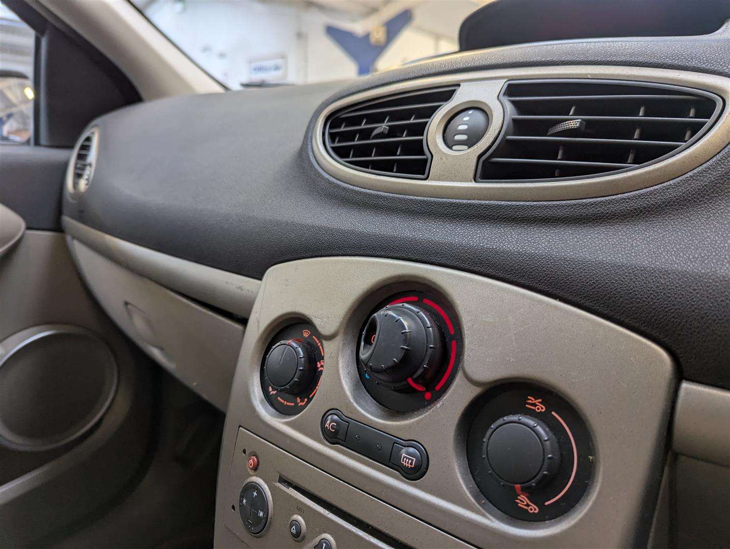 <p>2007 RENAULT CLIO PRIVILEGE 16V</p>