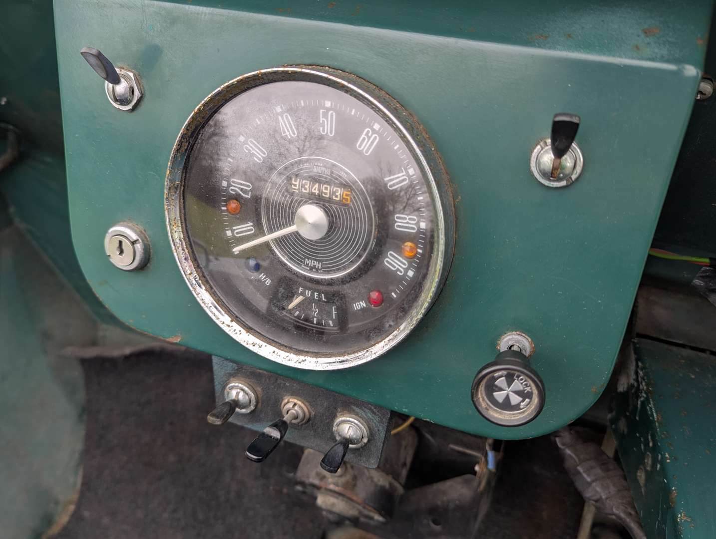 <p>1967 MORRIS MINI MOKE</p>