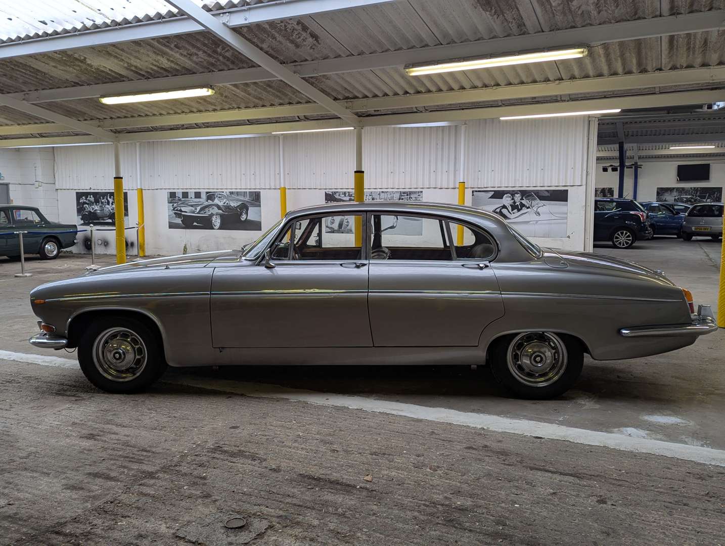 <p>1969 JAGUAR 420G MANUAL O/D</p>