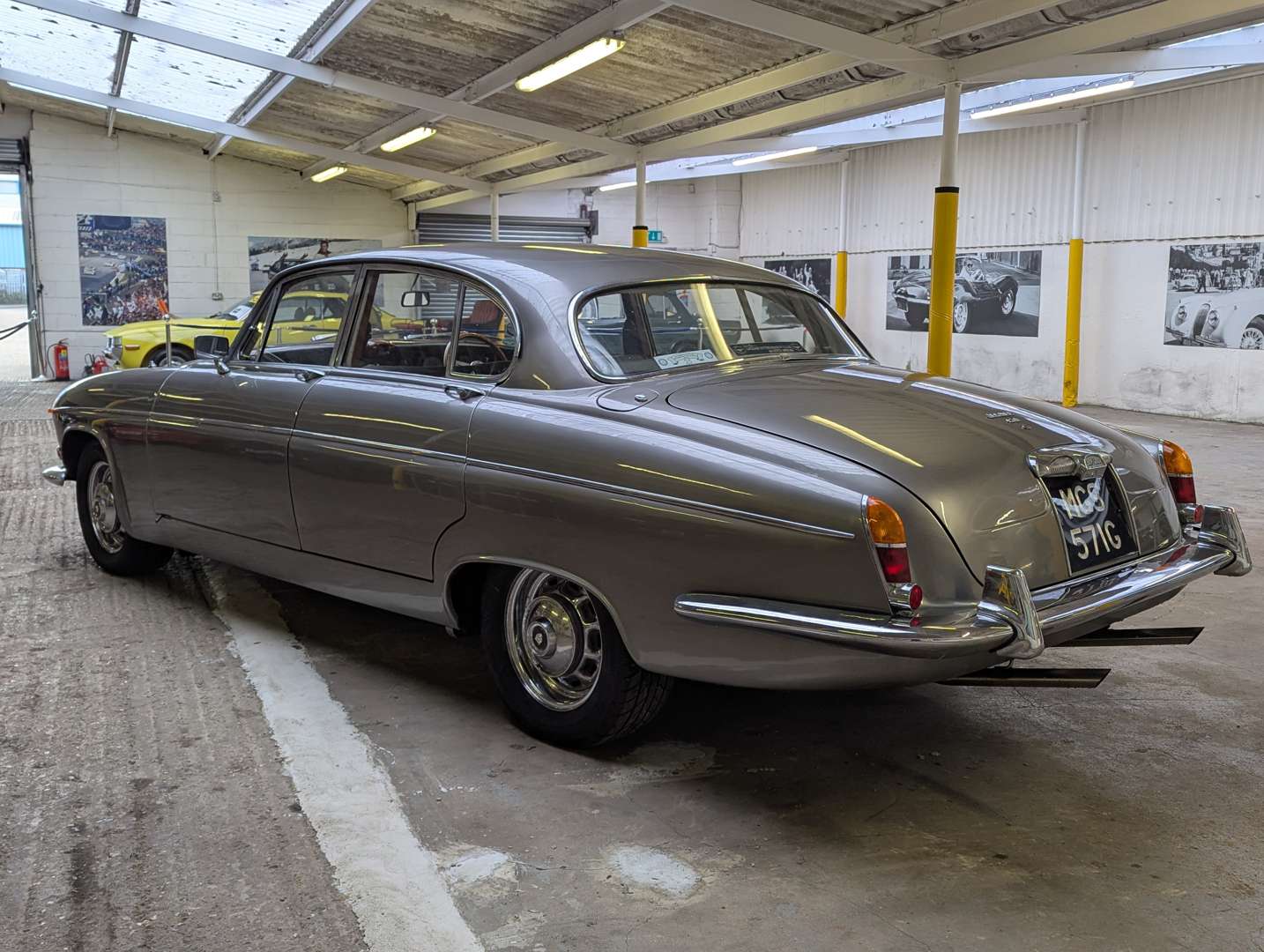 <p>1969 JAGUAR 420G MANUAL O/D</p>