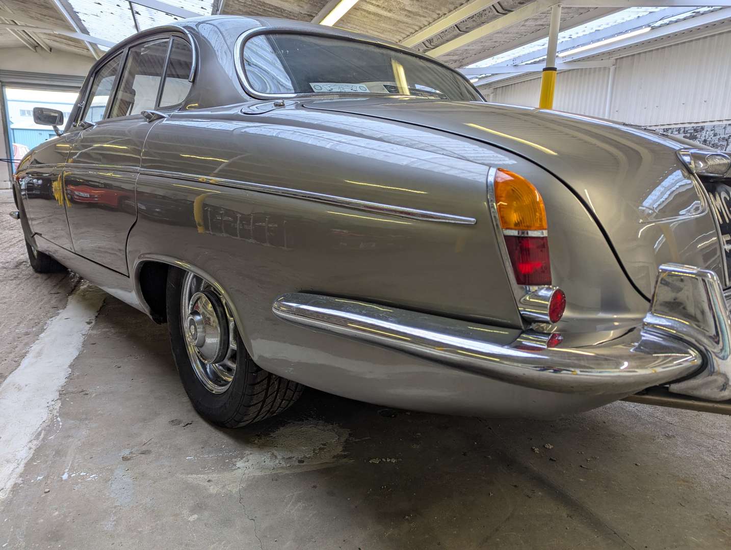 <p>1969 JAGUAR 420G MANUAL O/D</p>