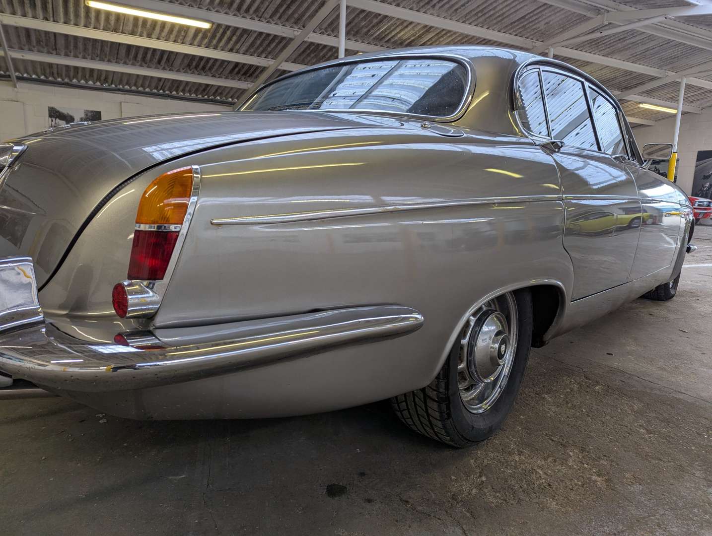 <p>1969 JAGUAR 420G MANUAL O/D</p>