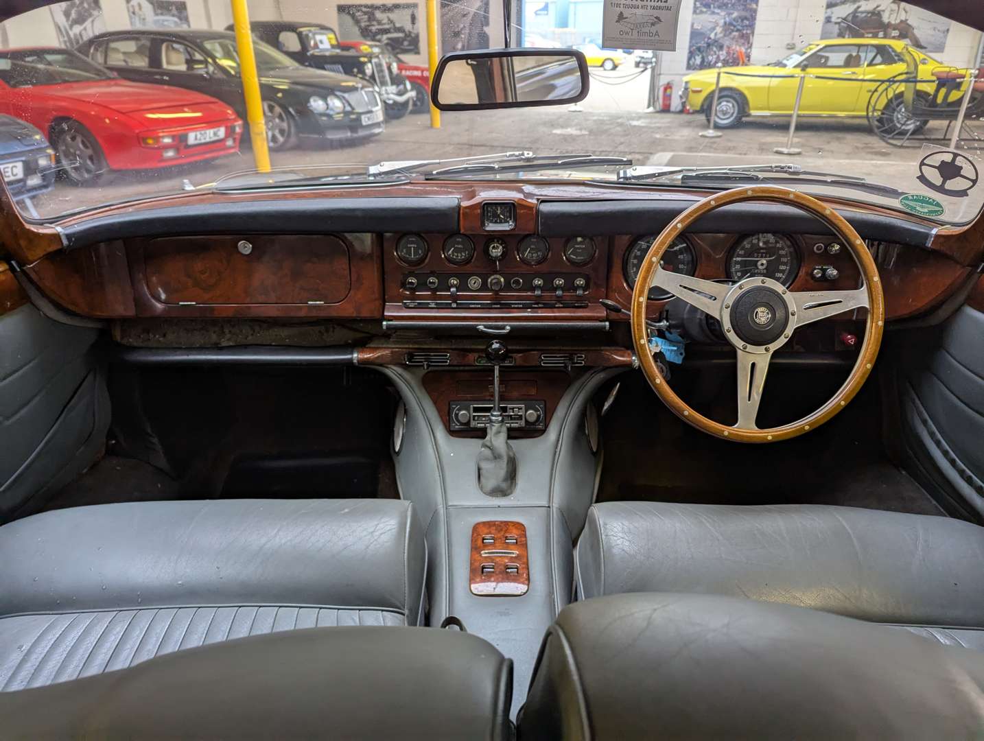 <p>1969 JAGUAR 420G MANUAL O/D</p>