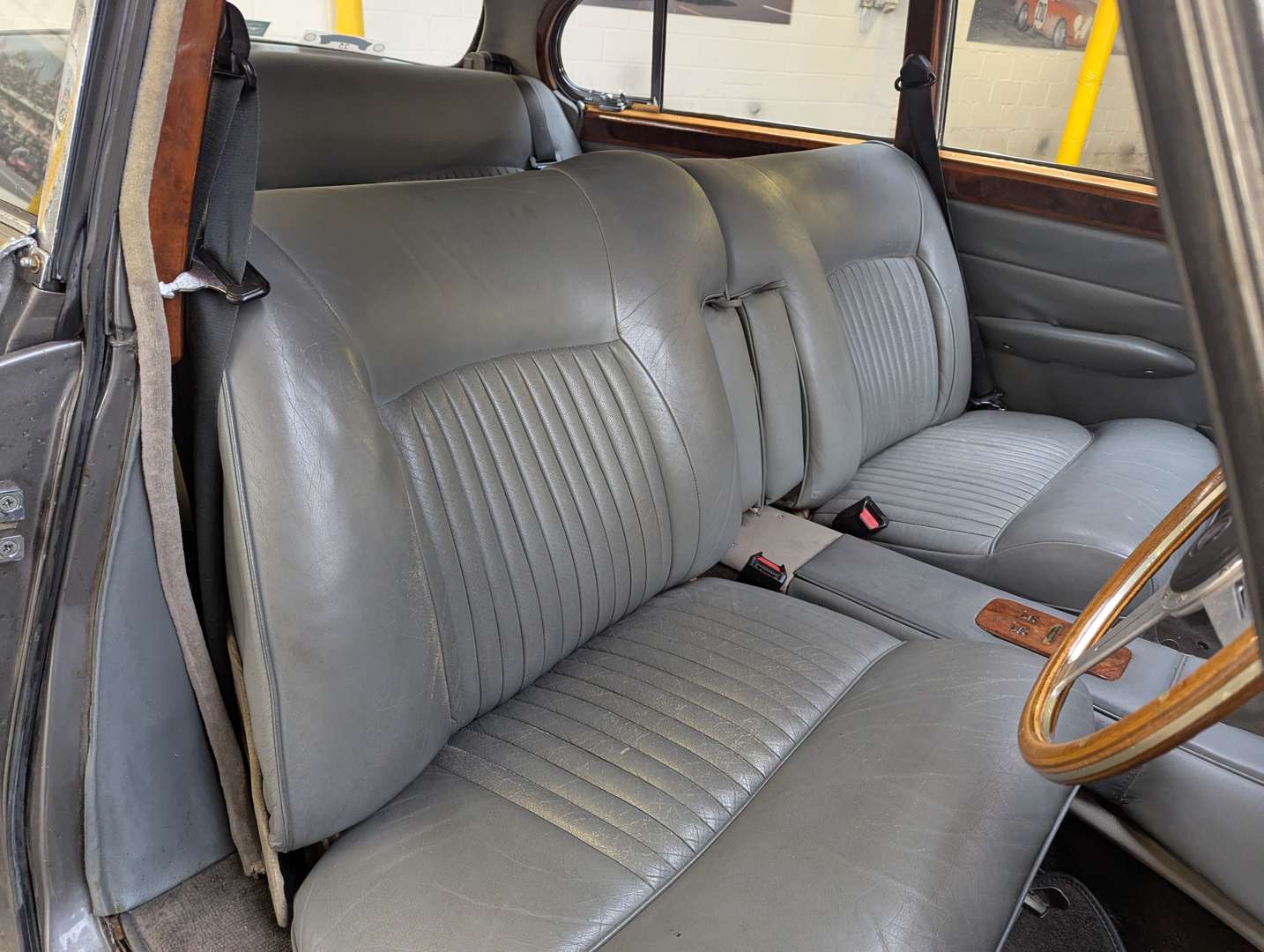<p>1969 JAGUAR 420G MANUAL O/D</p>