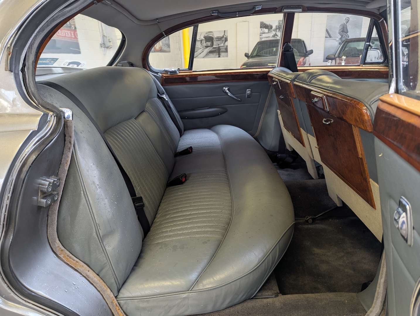 <p>1969 JAGUAR 420G MANUAL O/D</p>
