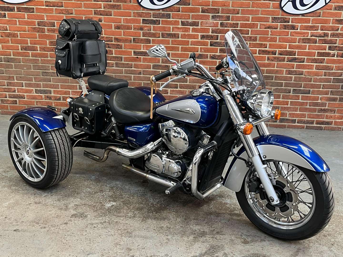 <p>2009 HONDA SHADOW 750 TRICYCLE</p>