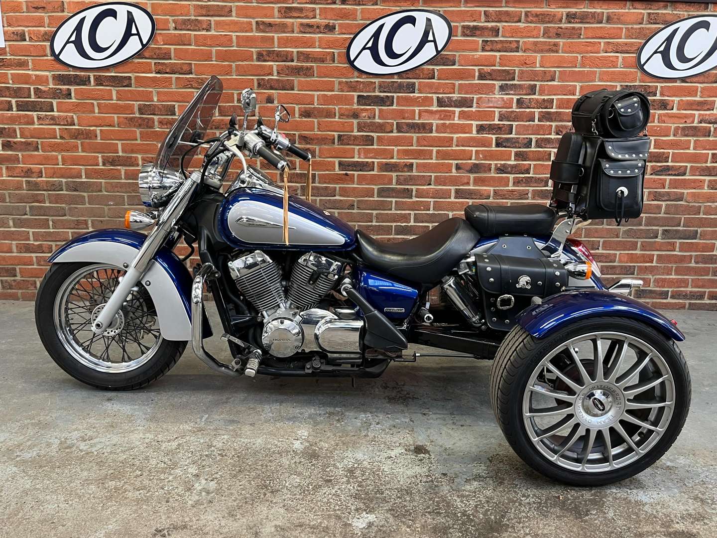 <p>2009 HONDA SHADOW 750 TRICYCLE</p>
