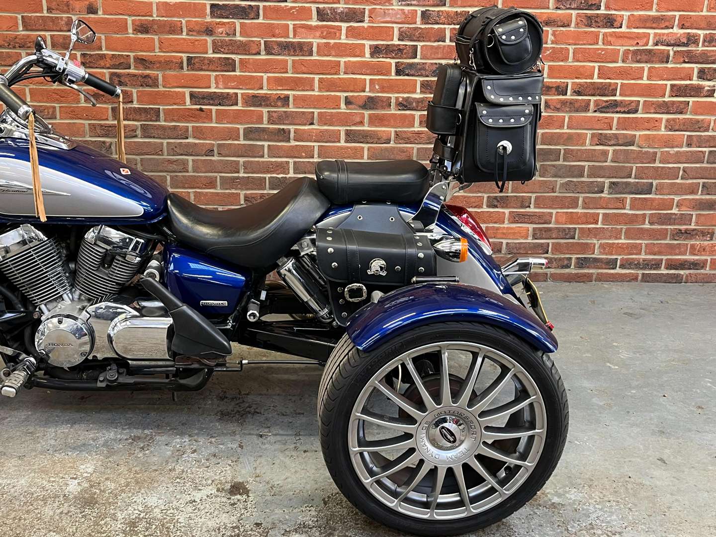 <p>2009 HONDA SHADOW 750 TRICYCLE</p>