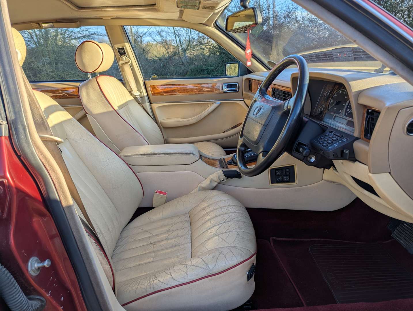 <p>1994 JAGUAR SOVEREIGN 4.0 AUTO</p>