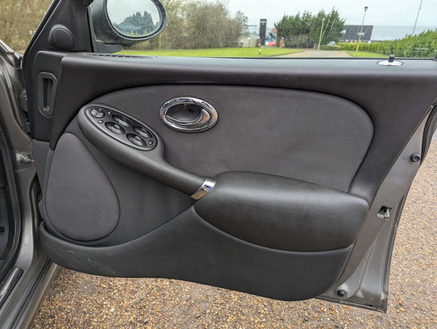 <p>2002 MG ZT +&nbsp;</p>