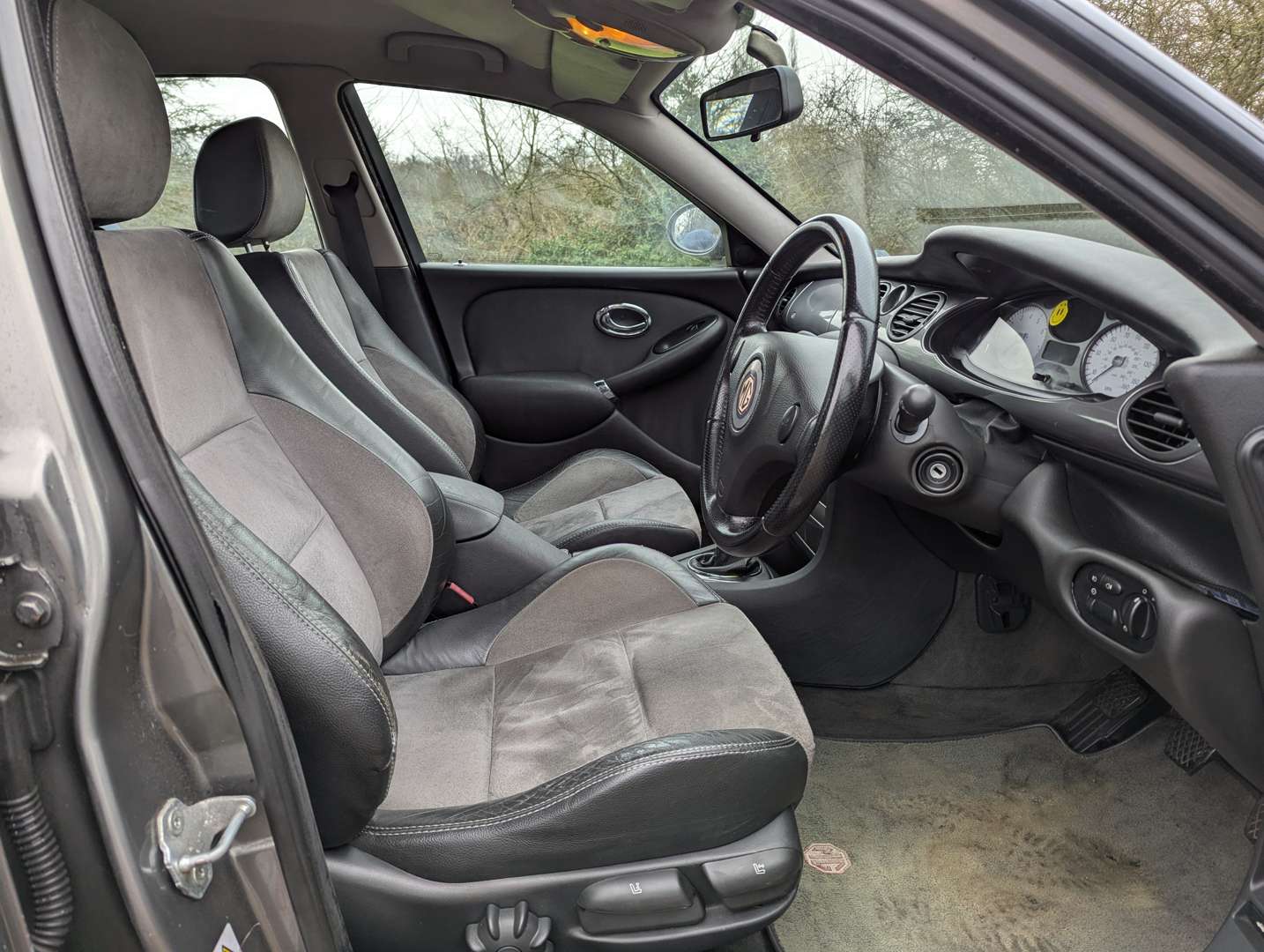 <p>2002 MG ZT +&nbsp;</p>