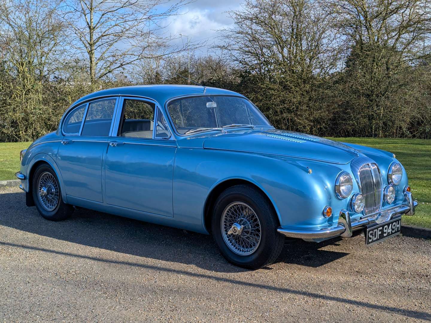 <p>1969 DAIMLER V8 250 AUTO</p>