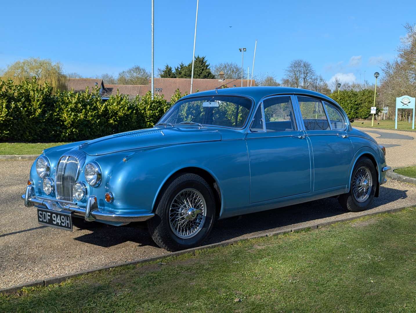 <p>1969 DAIMLER V8 250 AUTO</p>