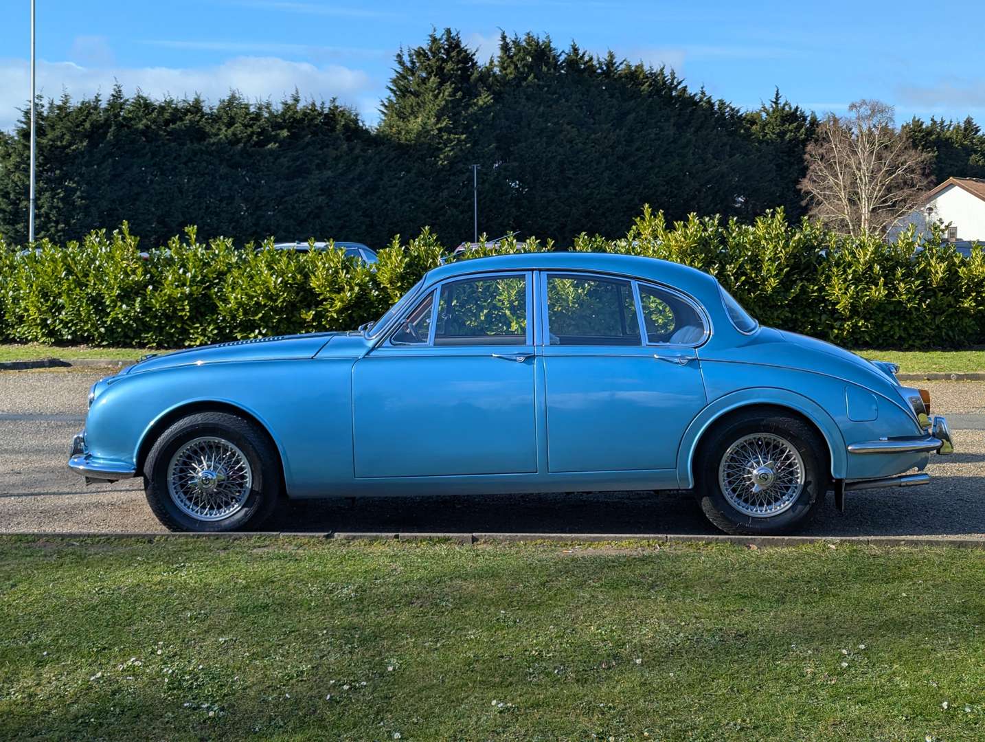 <p>1969 DAIMLER V8 250 AUTO</p>