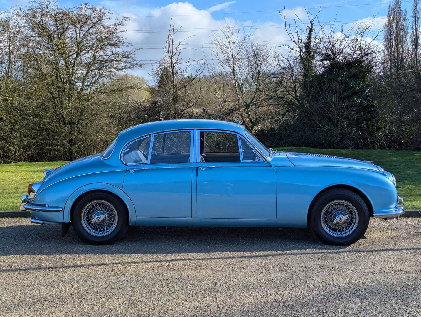 <p>1969 DAIMLER V8 250 AUTO</p>