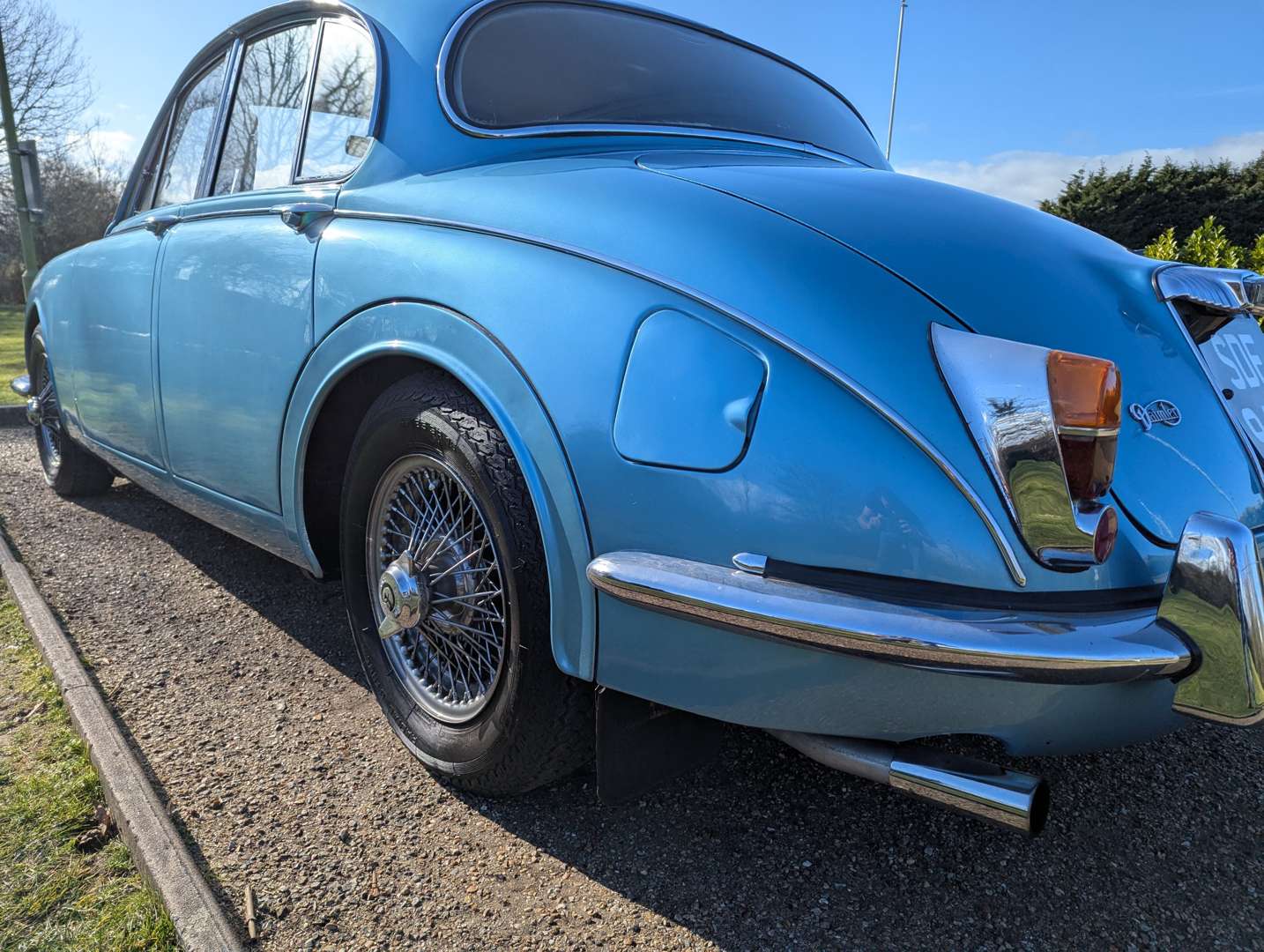 <p>1969 DAIMLER V8 250 AUTO</p>